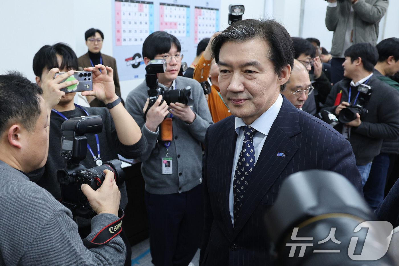 (서울=뉴스1) 신웅수 기자 = 조국 조국혁신당 대표가 11일 서울 여의도 국회에서 더불어민주당과의 합당 관련 입장을 밝힌 후 회의실을 나서고 있다. 2026.2.11/뉴스1