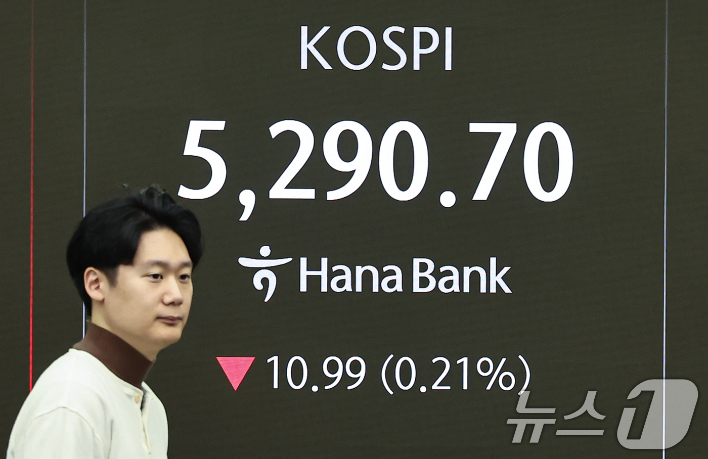 (서울=뉴스1) 김도우 기자 = 11일 서울 중구 하나은행 딜링룸 전광판에 코스피 시황이 표시되고 있다.이날 코스피는 전 거래일 대비 7.94p(0.15%) 하락한 5293.75, …