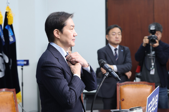 넥타이 고쳐매는 조국