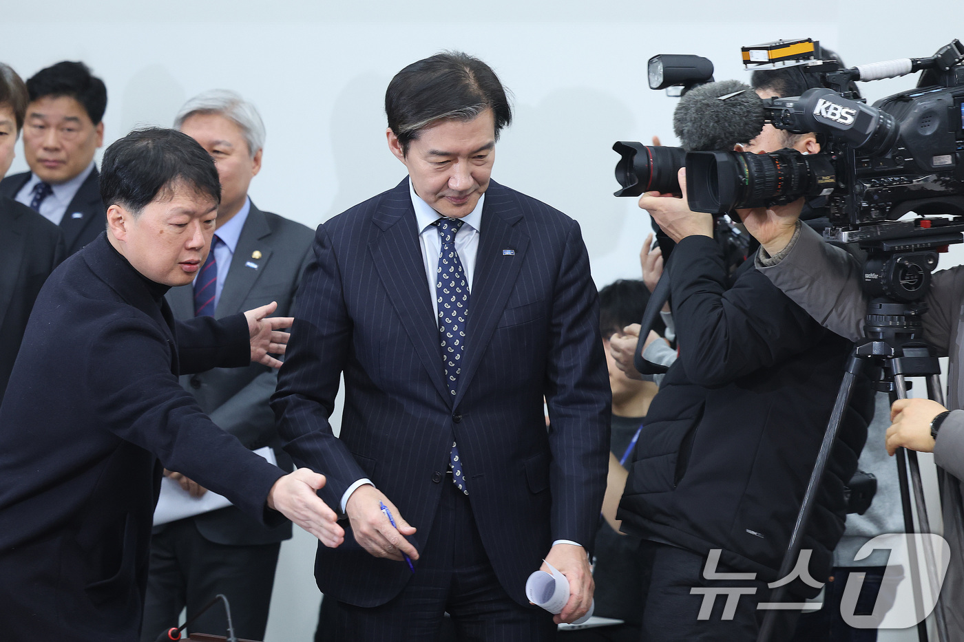 (서울=뉴스1) 신웅수 기자 = 조국 조국혁신당 대표가 11일 서울 여의도 국회에서 더불어민주당과의 합당 관련 입장을 밝히기 위해 회의실로 입장하고 있다. 2026.2.11/뉴스1 …