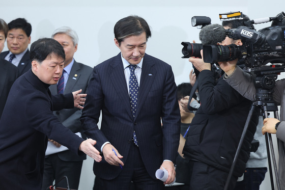 취재진 앞에 서는 조국