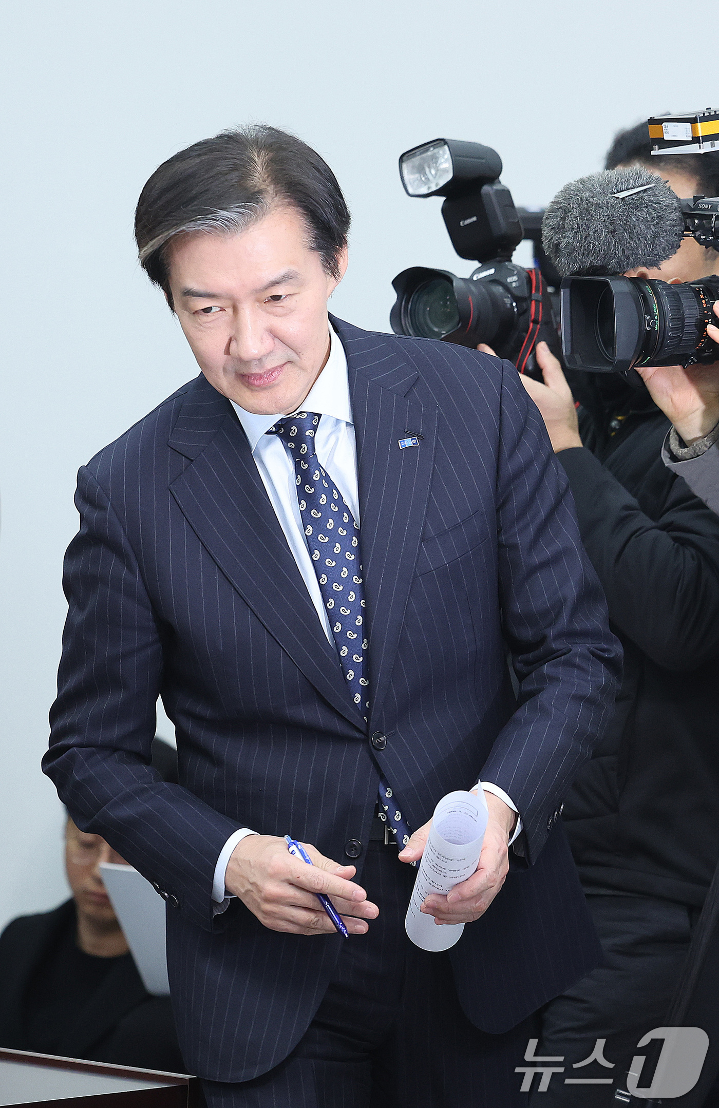 (서울=뉴스1) 신웅수 기자 = 조국 조국혁신당 대표가 11일 서울 여의도 국회에서 더불어민주당과의 합당 관련 입장을 밝히기 위해 회의실로 입장하고 있다. 2026.2.11/뉴스1 …