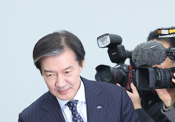 합당 관련 기자회견 입장하는 조국