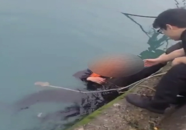 완도서 술 마시고 해안가 걷던 60대 바다에 추락…3분 만에 구조