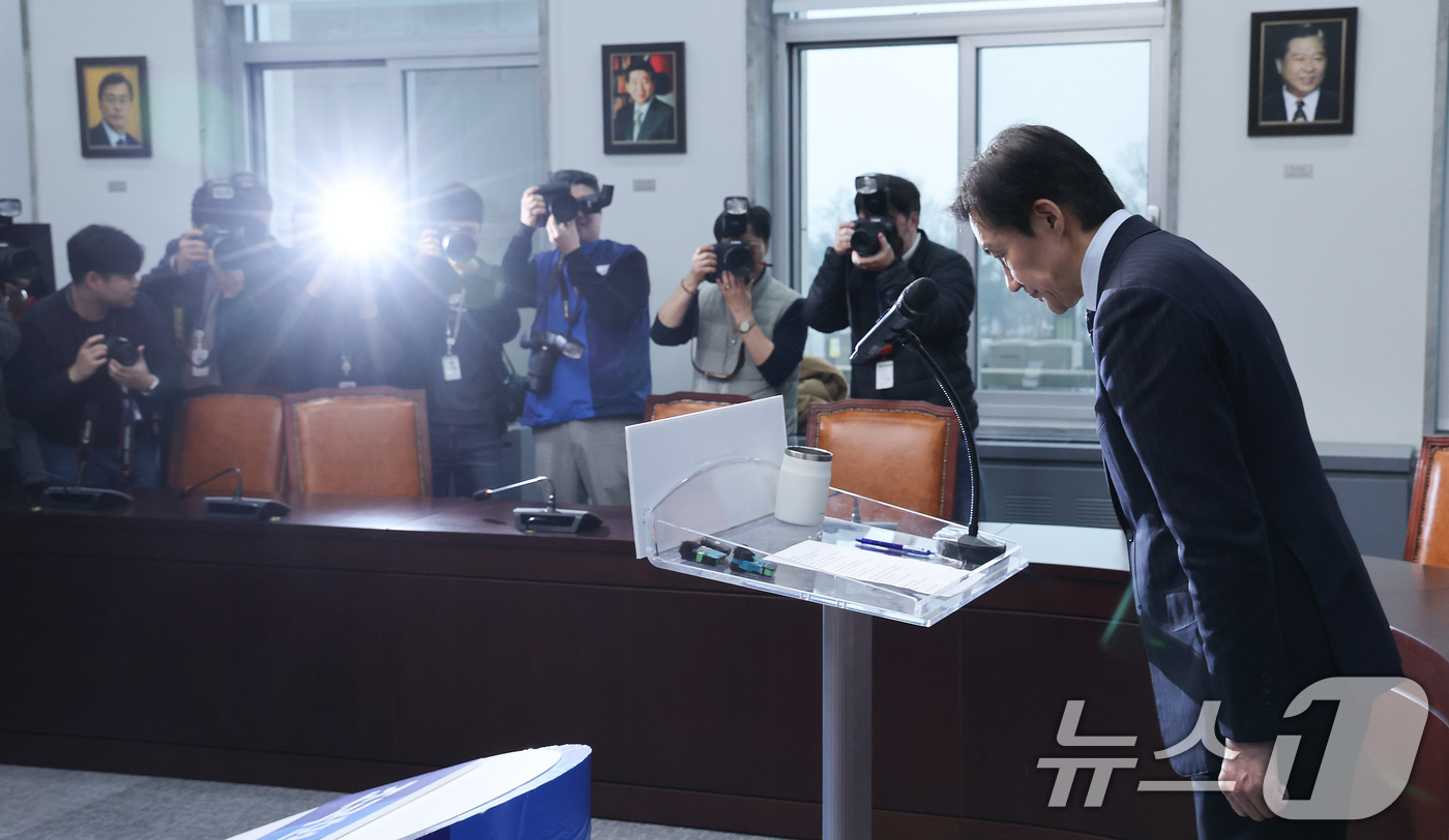 (서울=뉴스1) 신웅수 기자 = 조국 조국혁신당 대표가 11일 서울 여의도 국회에서 더불어민주당과의 합당 관련 입장을 밝히고 있다. 2026.2.11/뉴스1