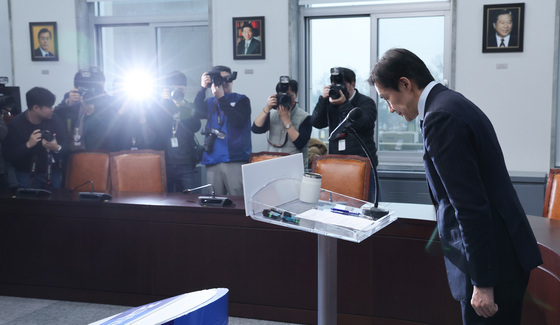 취재진 앞에 인사하는 조국 대표