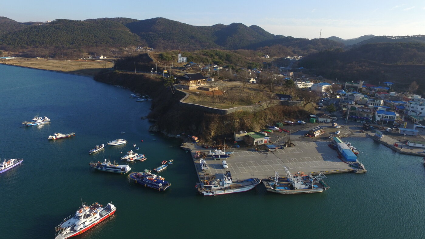 본문 이미지 - 오천항과 충청수영성 전경.(보령시 제공. 재판매 및 DB금지)/뉴스1