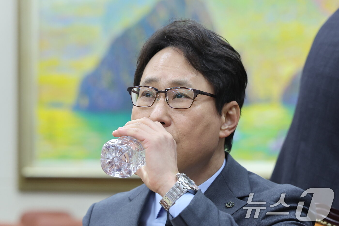 본문 이미지 - 이재원 빗썸 대표가 11일 서울 여의도 국회 정무위원회에서 열린 빗썸의 비트코인 오지급 사태와 관련 긴급현안질의에 출석해 목을 축이고 있다. 2026.2.11 ⓒ 뉴스1 신웅수 기자