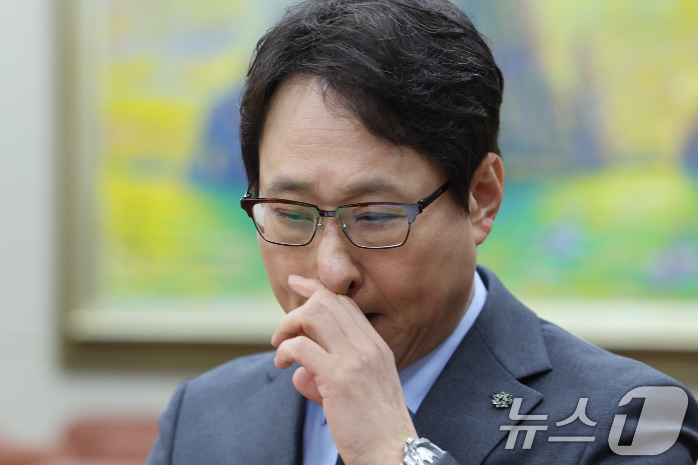 (서울=뉴스1) 신웅수 기자 = 이재원 빗썸 대표가 11일 서울 여의도 국회 정무위원회에서 열린 빗썸의 비트코인 오지급 사태와 관련 긴급현안질의에 출석하고 있다. 2026.2.11 …