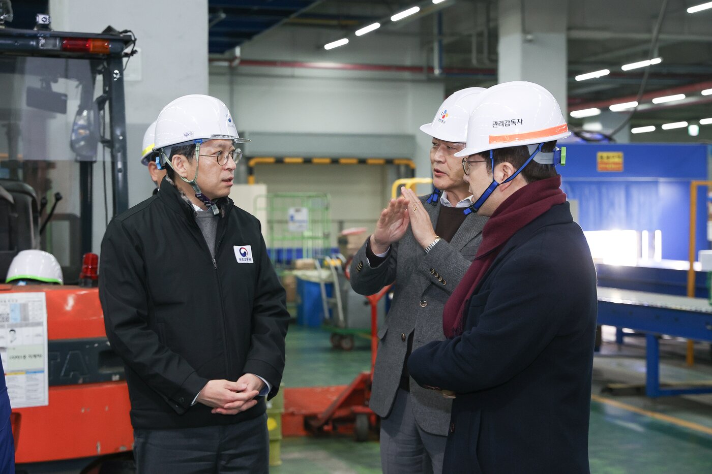 본문 이미지 - 홍지선 국토교통부 제2차관(왼쪽)이 11일 서울 금천구 가산동 CJ대한통운 관악 서브터미널을 방문했다(국토교통부 제공).뉴스1 ⓒ News1