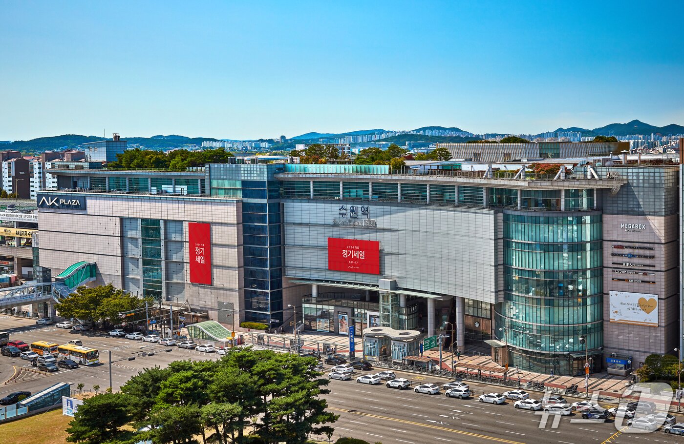 본문 이미지 - AKPLAZA 수원점 전경(AK그룹 제공)