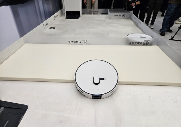45㎜ 문턱 넘고 모서리 청소까지…삼성전자, 中 로보락과 진검승부