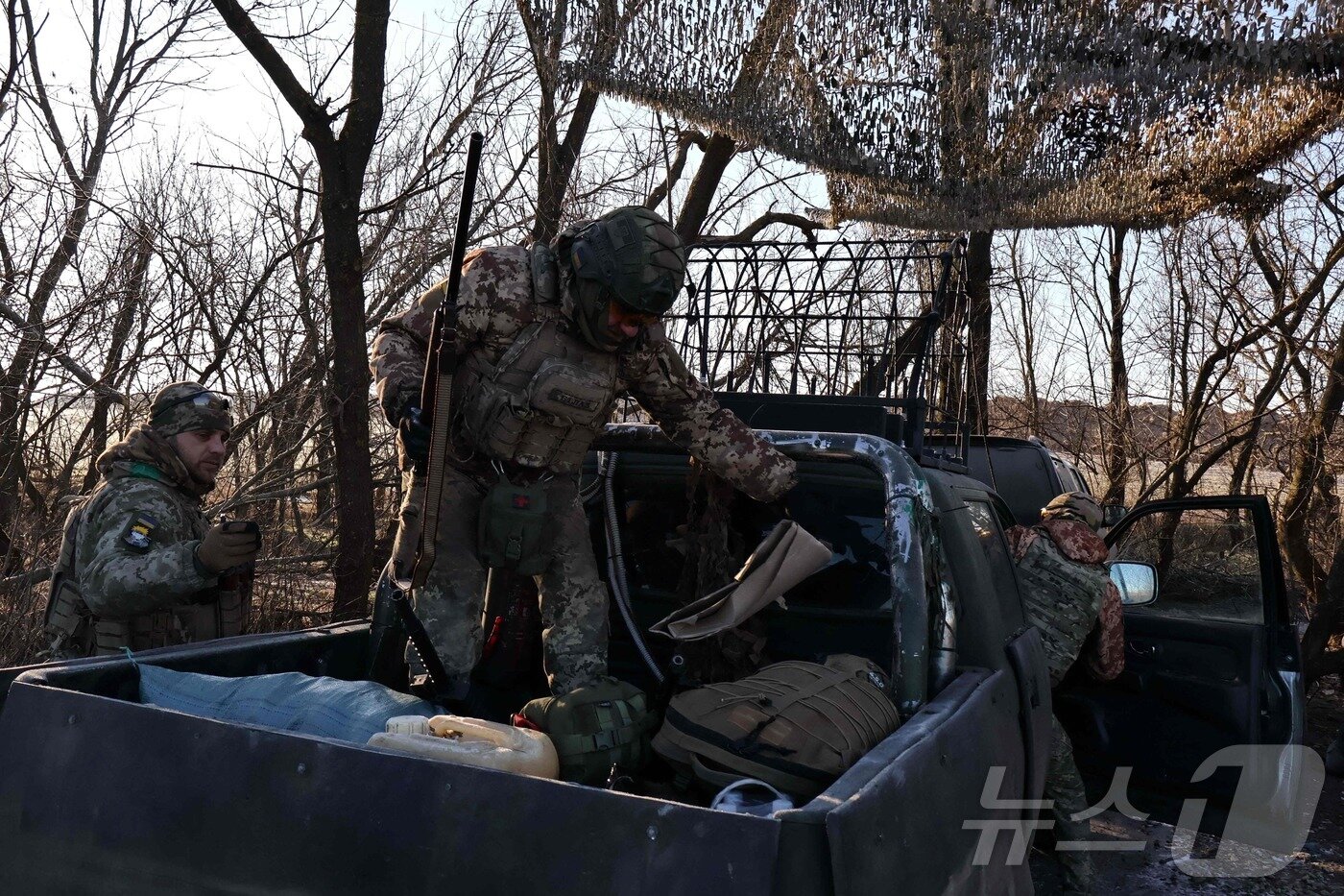 본문 이미지 - 우크라이나 남동부 자포리자 지역에서 우크라이나 군인들이 최전선 진지로 이동하기 위해 차량을 준비하고 있다. 2026.02.10. ⓒ AFP=뉴스1 ⓒ News1 이정환 기자
