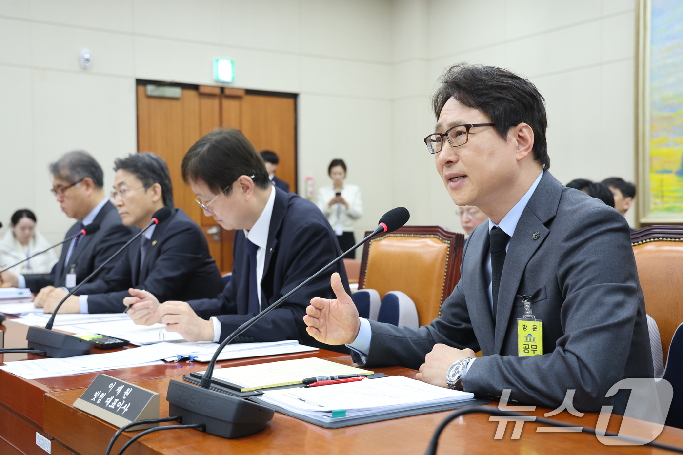 (서울=뉴스1) 신웅수 기자 = 이재원 빗썸 대표가 11일 서울 여의도 국회 정무위원회에서 열린 빗썸의 비트코인 오지급 사태와 관련 긴급현안질의에 출석해 의원 질의에 답하고 있다. …