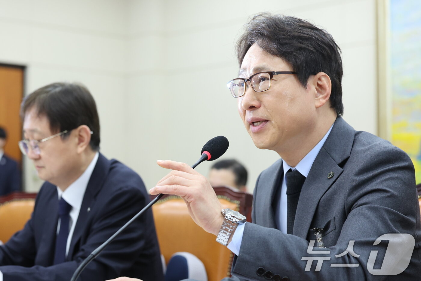 본문 이미지 - 이재원 빗썸 대표가 11일 서울 여의도 국회 정무위원회에서 열린 빗썸의 비트코인 오지급 사태와 관련 긴급현안질의에 출석해 의원 질의에 답하고 있다. 2026.2.11 ⓒ 뉴스1 신웅수 기자