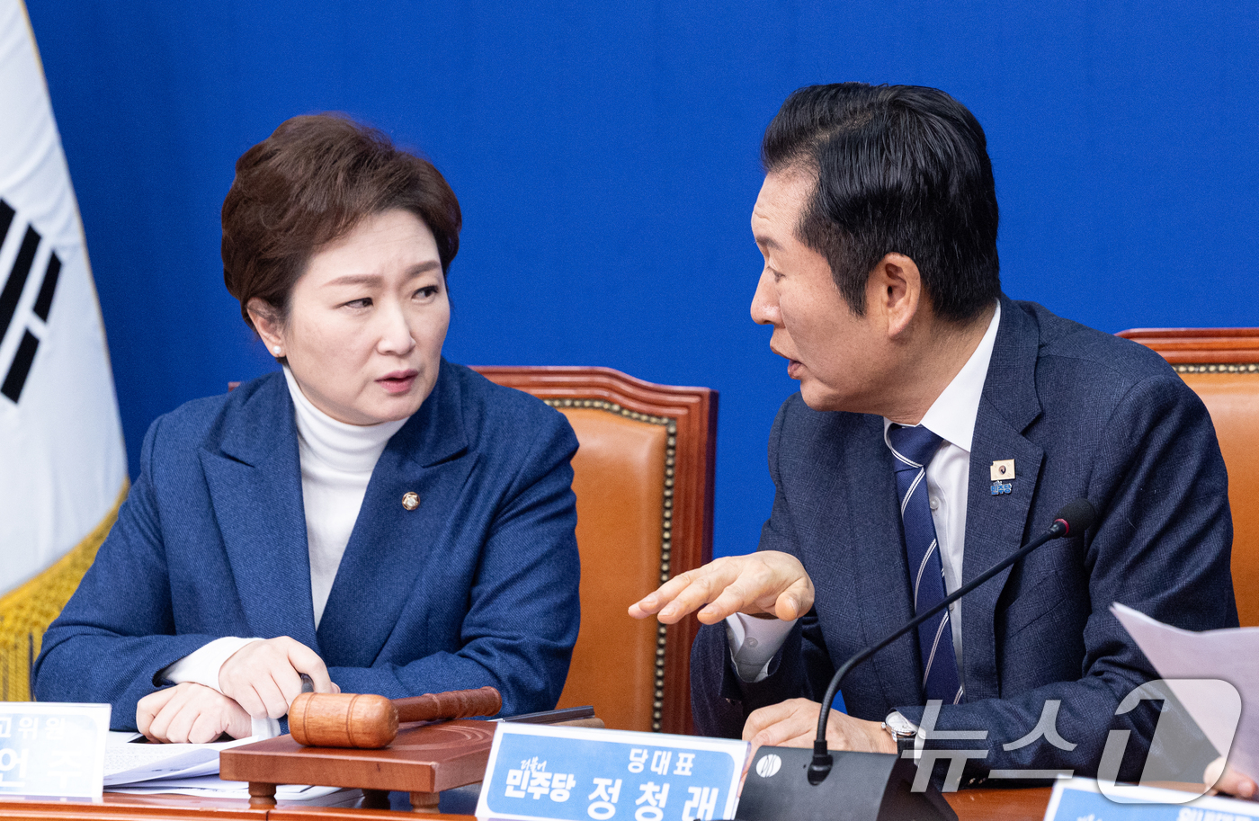 (서울=뉴스1) 이승배 기자 = 정청래 더불어민주당 대표가 11일 서울 여의도 국회에서 열린 최고위원회의에서 이언주 최고위원과 대화하고 있다. 2026.2.11/뉴스1