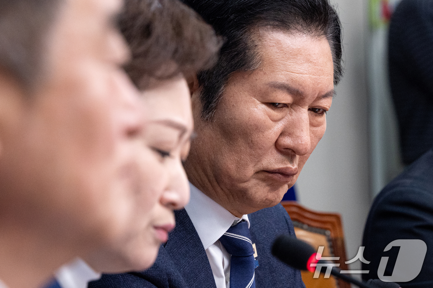 (서울=뉴스1) 이승배 기자 = 정청래 더불어민주당 대표가 11일 서울 여의도 국회에서 열린 최고위원회의에서 이언주 최고위원의 발언을 듣고 있다. 2026.2.11/뉴스1