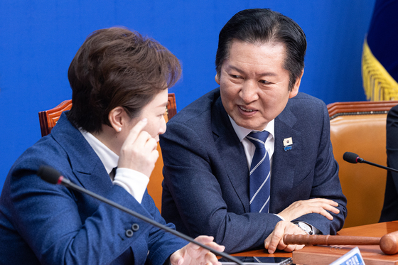 대화 나누는 정청래 대표와 이언주 최고위원