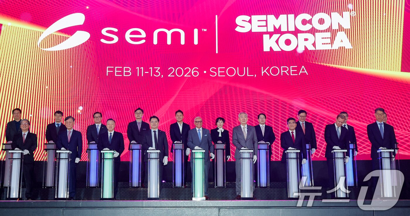 본문 이미지 - 11일 서울 강남구 코엑스에서 열린 세미콘 코리아 2026에서 아지트 마노차(Ajit Manocha) 세미(SEMI) 최고경영자(CEO), 이용한 원익 회장, 문신학 산업통상부 1차관, 송재혁 삼성전자 디바이스솔루션(DS) 부문 최고기술책임자(CTO) 사장 등이 개막 퍼포먼스를 하고 있다. 2026.2.11 ⓒ 뉴스1 안은나 기자