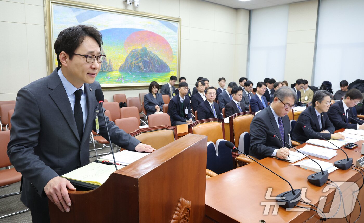 본문 이미지 - 이재원 빗썸 대표가 11일 서울 여의도 국회 정무위원회에서 열린 빗썸의 비트코인 오지급 사태와 관련 긴급현안질의에 출석해 의원 질의에 답하고 있다. 2026.2.11 ⓒ 뉴스1 신웅수 기자