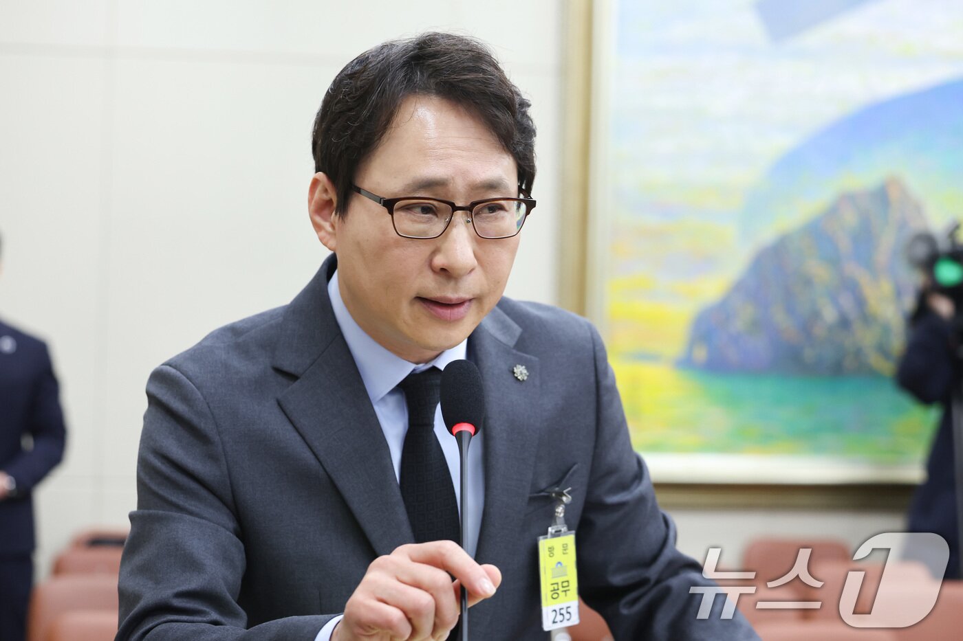 본문 이미지 - 이재원 빗썸 대표가 11일 서울 여의도 국회 정무위원회에서 열린 빗썸의 비트코인 오지급 사태와 관련 긴급현안질의에 출석해 의원 질의에 답하고 있다. 2026.2.11 ⓒ 뉴스1 신웅수 기자