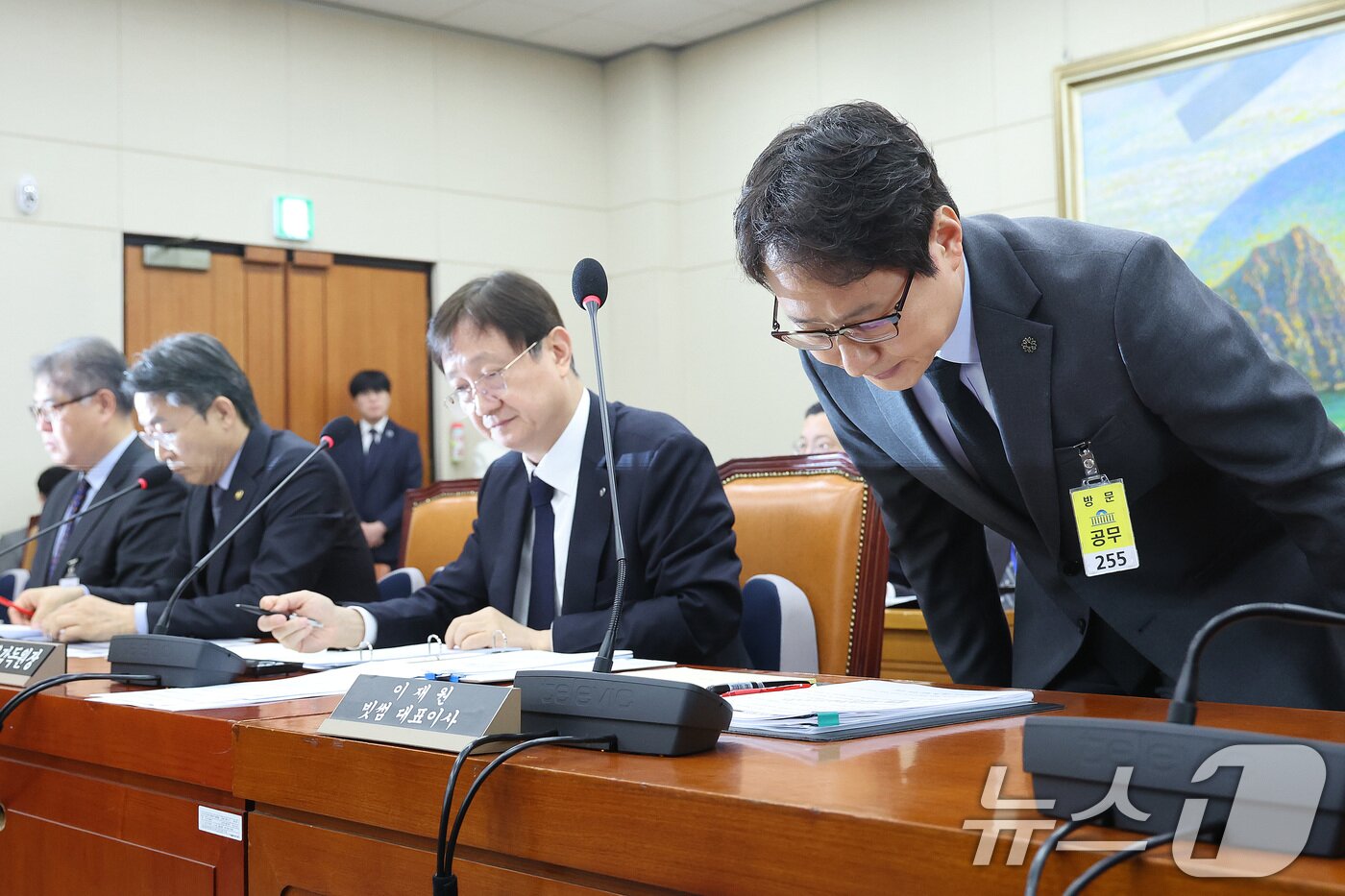 본문 이미지 - 이재원 빗썸 대표가 11일 서울 여의도 국회 정무위원회에서 열린 빗썸의 비트코인 오지급 사태와 관련 긴급현안질의에 출석해 고개 숙여 사과하고 있다. 2026.2.11 ⓒ 뉴스1 신웅수 기자