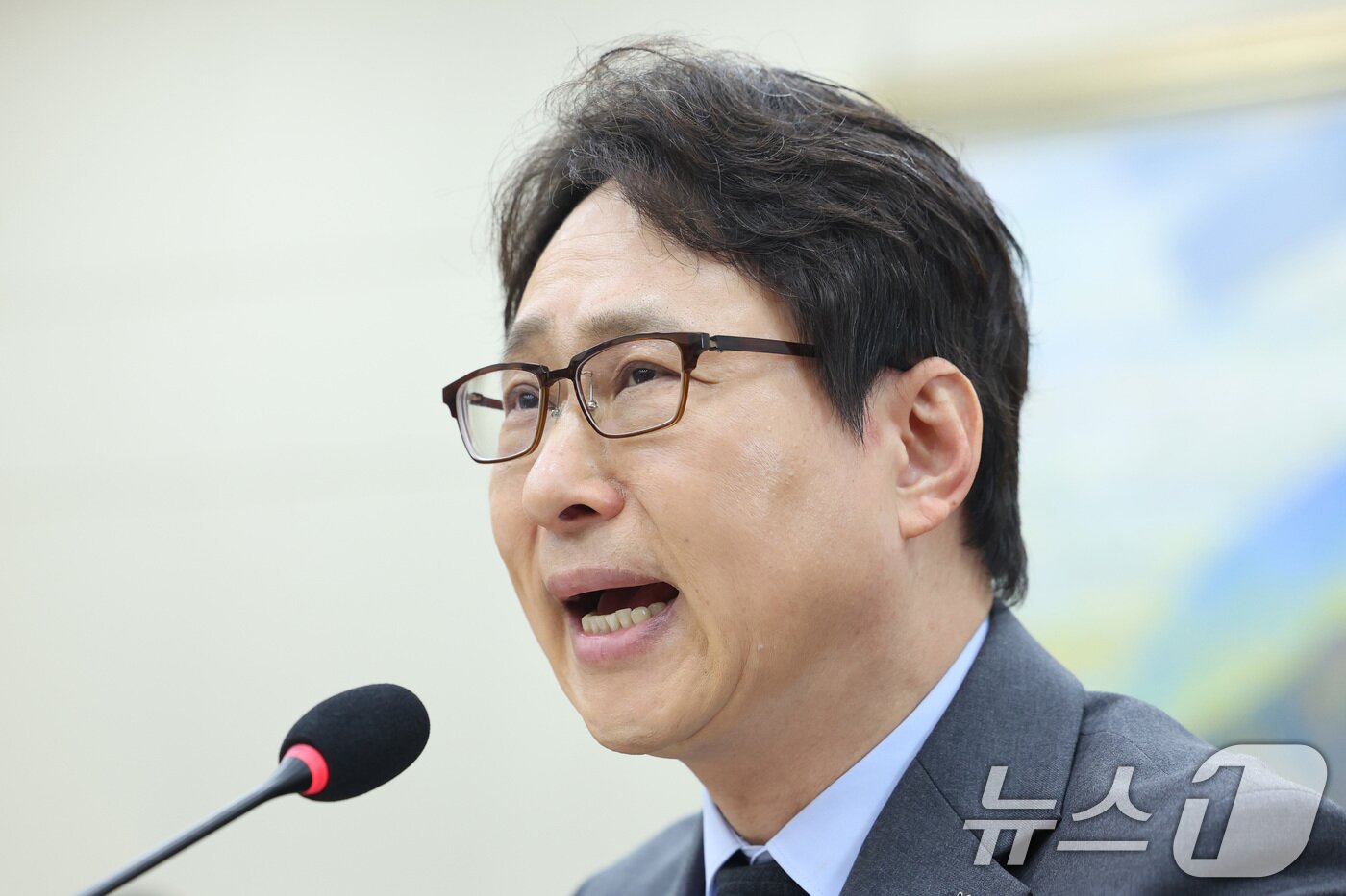 본문 이미지 - 이재원 빗썸 대표가 11일 서울 여의도 국회 정무위원회에서 열린 빗썸의 비트코인 오지급 사태와 관련 긴급현안질의에 출석해 의원 질의에 답하고 있다. 2026.2.11 ⓒ 뉴스1 신웅수 기자