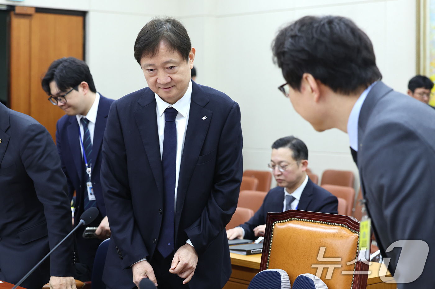 (서울=뉴스1) 신웅수 기자 = 이재원 빗썸 대표가 11일 서울 여의도 국회 정무위원회에서 열린 빗썸의 비트코인 오지급 사태와 관련 긴급현안질의에서 이찬진 금융감독원장에게 인사하고 …