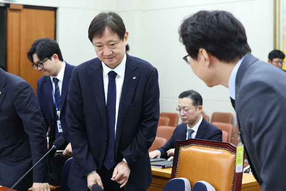 금감원장에게 인사하는 이재원 빗썸 대표