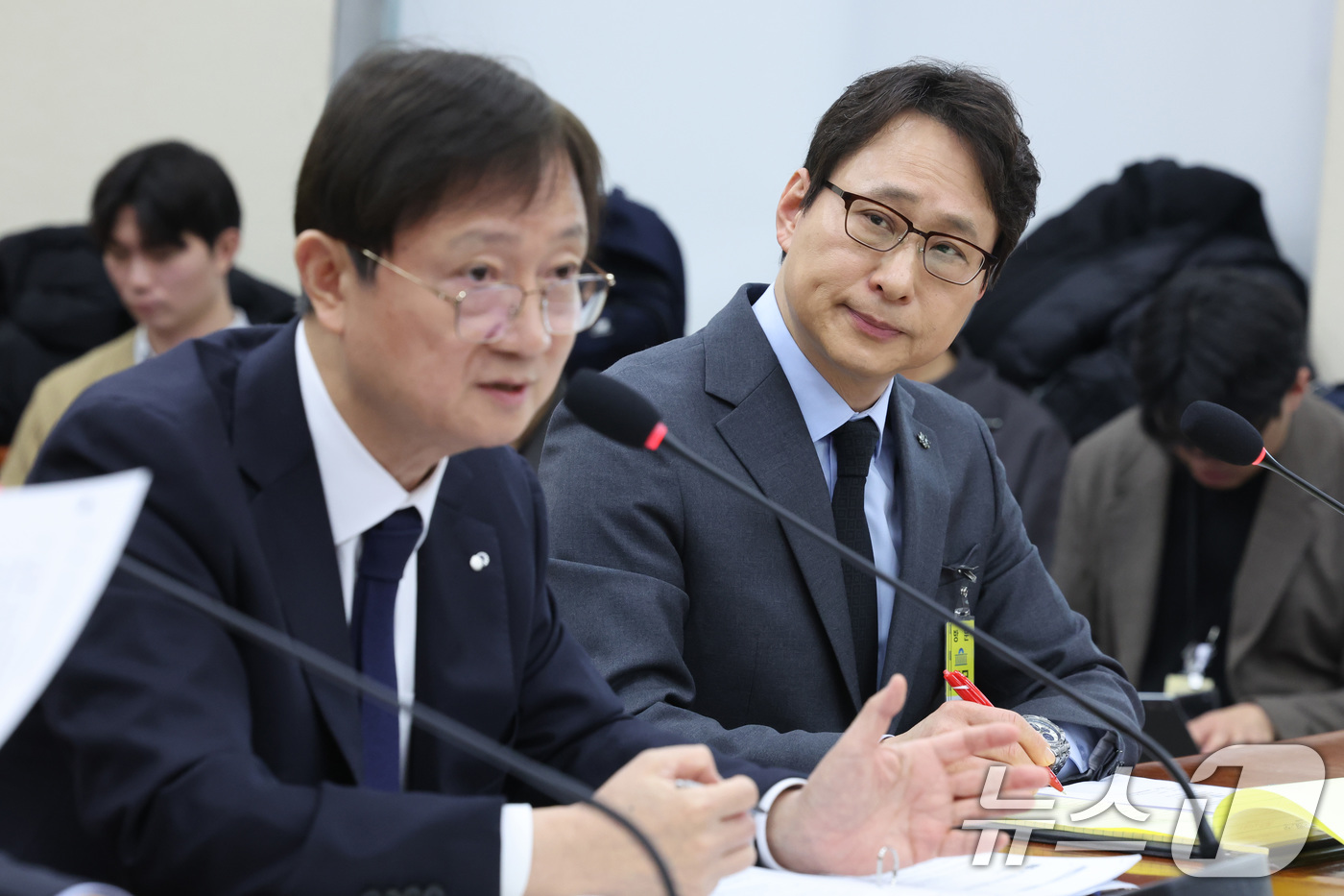 (서울=뉴스1) 신웅수 기자 = 이재원 빗썸 대표가 11일 서울 여의도 국회 정무위원회에서 열린 빗썸의 비트코인 오지급 사태와 관련 긴급현안질의에 출석해 이찬진 금융감독원장의 답변 …