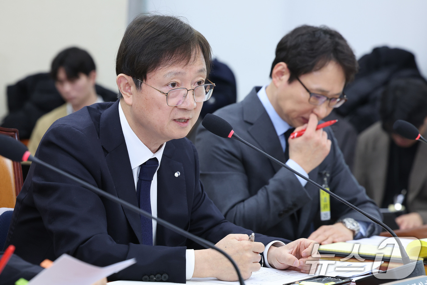 (서울=뉴스1) 신웅수 기자 = 이찬진 금융감독원장이 11일 서울 여의도 국회 정무위원회에서 열린 빗썸의 비트코인 오지급 사태와 관련 긴급현안질의에 출석해 의원 질의에 답변하고 있 …