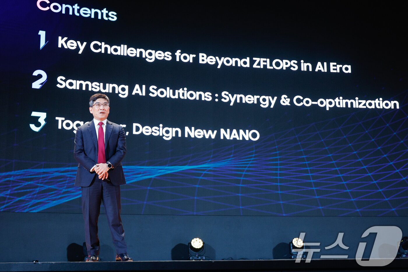 본문 이미지 - 송재혁 삼성전자 디바이스솔루션(DS) 부문 최고기술책임자(CTO) 사장이 11일 서울 강남구 코엑스에서 열린 세미콘 코리아 2026에서 '제타플롭스(ZFLOPS) 시대를 넘어, 다음 단계는?'을 주제로 기조연설을 하고 있다. 2026.2.11 ⓒ 뉴스1 안은나 기자