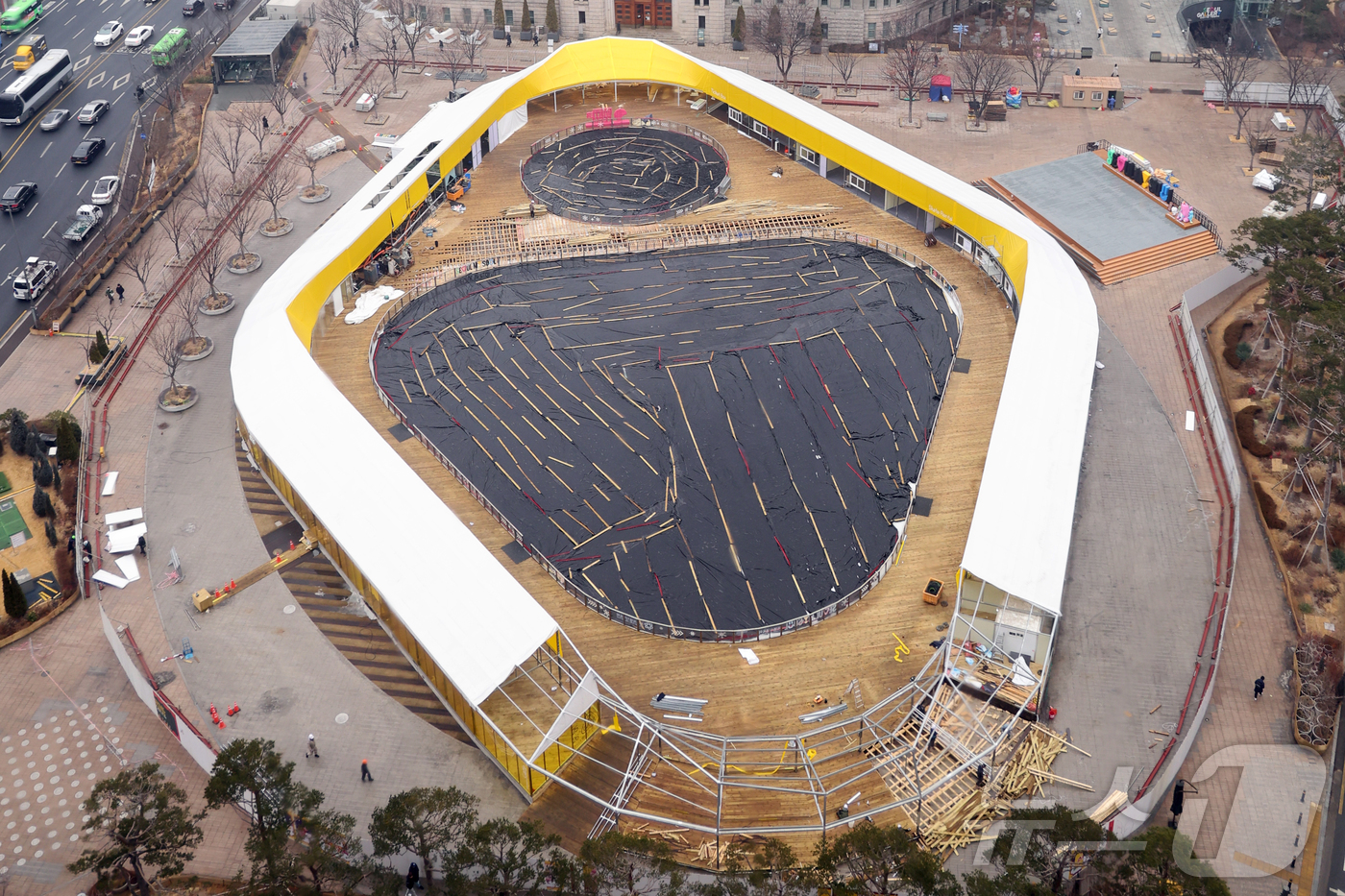 (서울=뉴스1) 황기선 기자 = 11일 오전 서울 중구 서울광장 스케이트장이 52일간 운영을 마무리한 가운데 철거작업이 진행되고 있다.서울시는 이번 시즌(2025년 12월 19일~ …