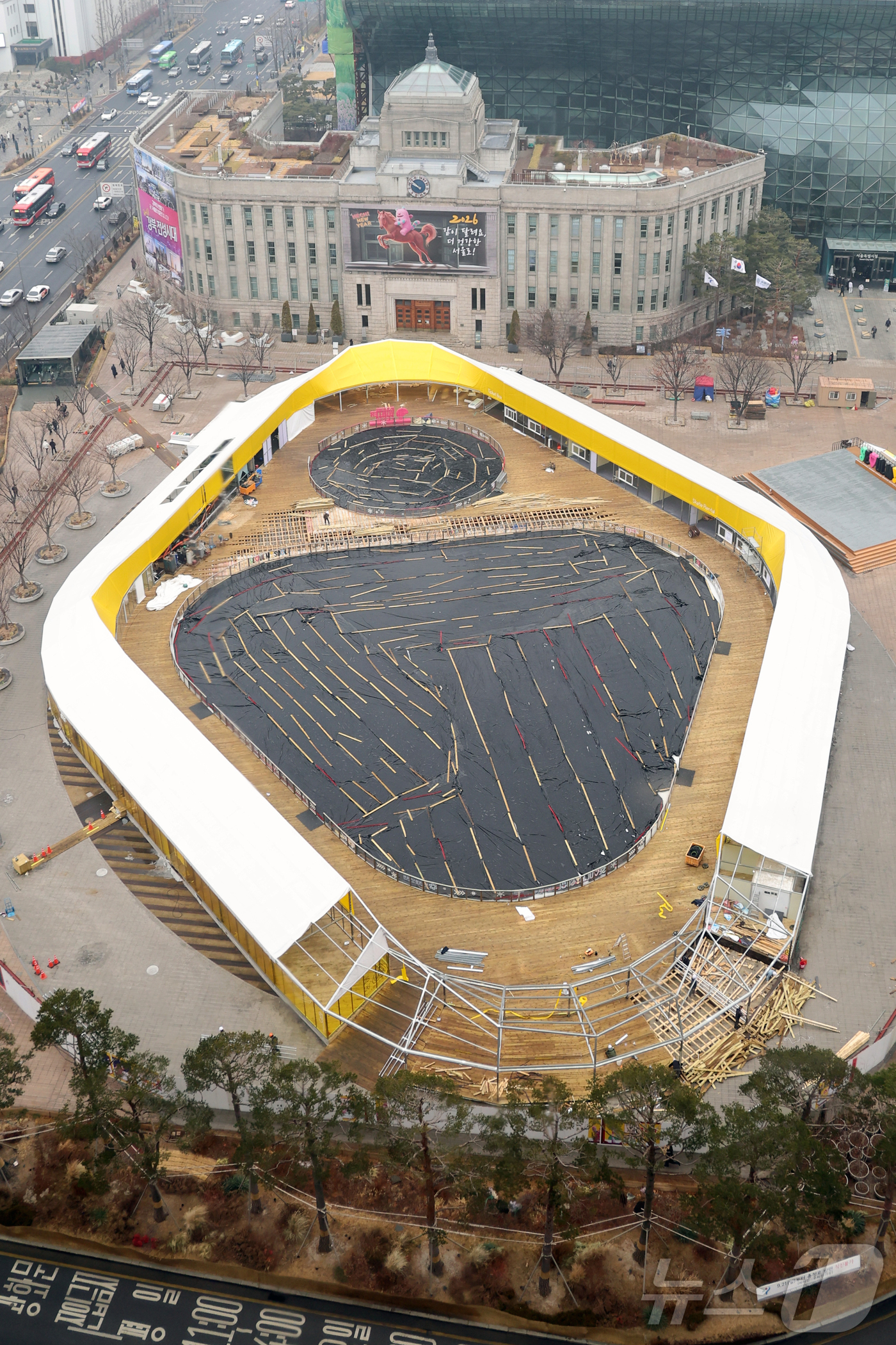 (서울=뉴스1) 황기선 기자 = 11일 오전 서울 중구 서울광장 스케이트장이 52일간 운영을 마무리한 가운데 철거작업이 진행되고 있다.서울시는 이번 시즌(2025년 12월 19일~ …