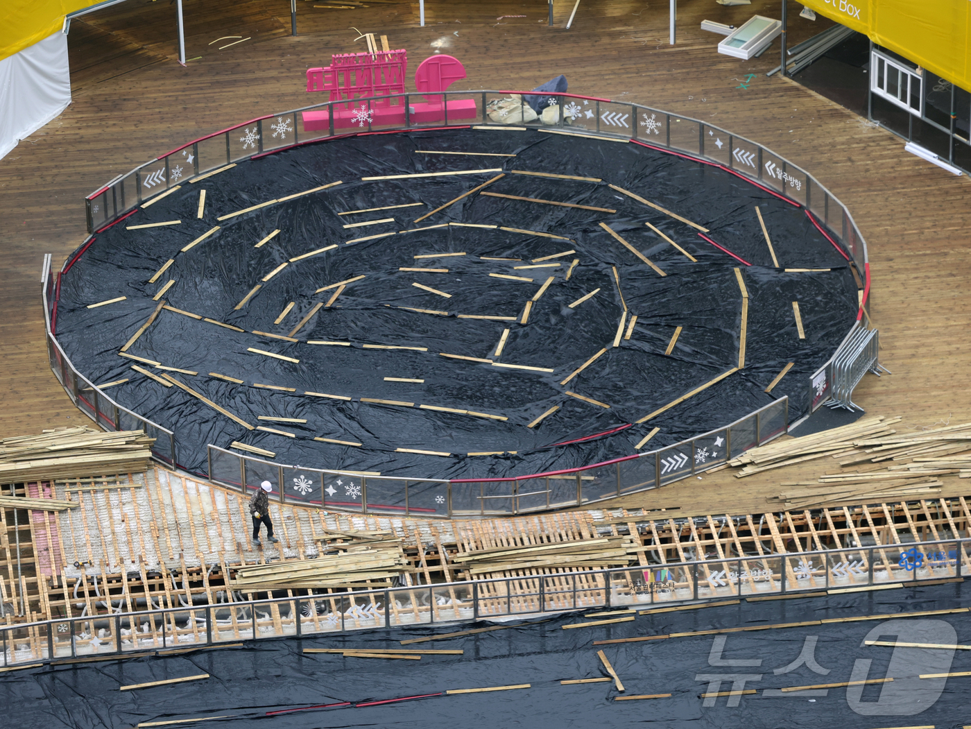 (서울=뉴스1) 황기선 기자 = 11일 오전 서울 중구 서울광장 스케이트장이 52일간 운영을 마무리한 가운데 철거작업이 진행되고 있다.서울시는 이번 시즌(2025년 12월 19일~ …