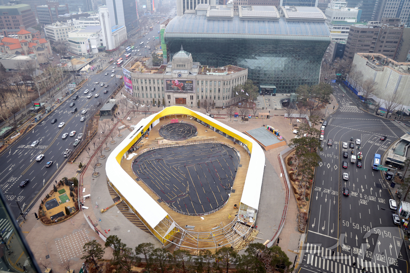 (서울=뉴스1) 황기선 기자 = 11일 오전 서울 중구 서울광장 스케이트장이 52일간 운영을 마무리한 가운데 철거작업이 진행되고 있다.서울시는 이번 시즌(2025년 12월 19일~ …