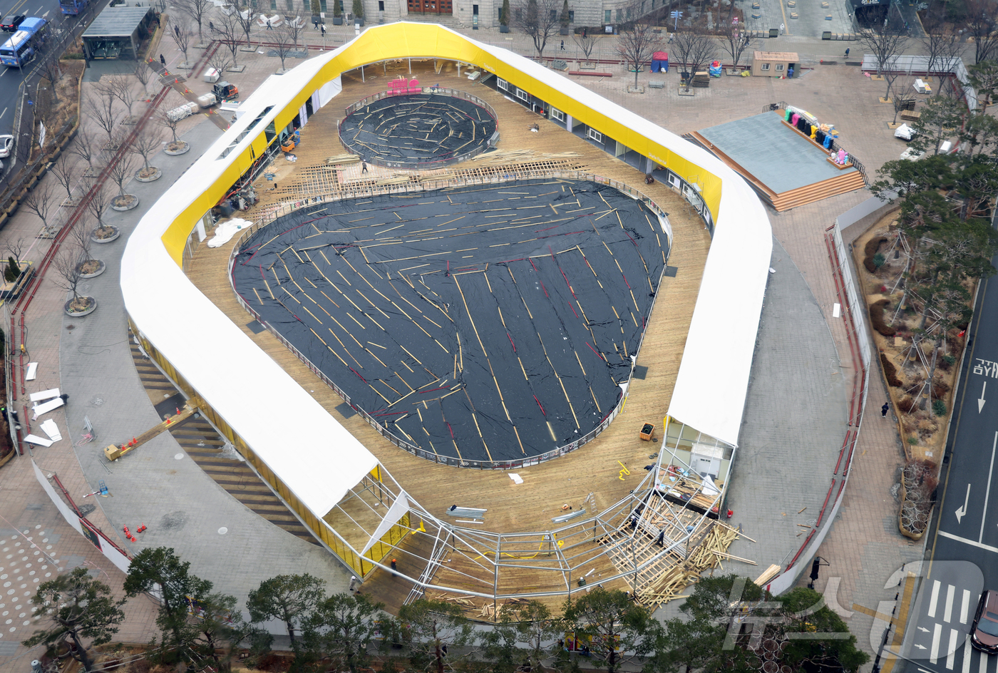 (서울=뉴스1) 황기선 기자 = 11일 오전 서울 중구 서울광장 스케이트장이 52일간 운영을 마무리한 가운데 철거작업이 진행되고 있다.서울시는 이번 시즌(2025년 12월 19일~ …