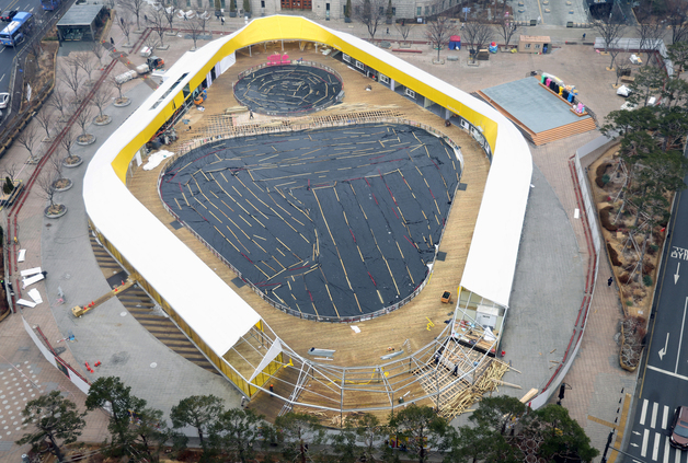 52일만에 18만 명 모인 서울광장 스케이트장 폐장