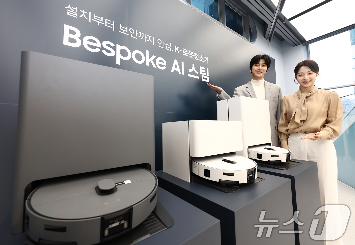 (서울=뉴스1) 김민지 기자 = 11일 오전 서울 강남구 삼성 강남에서 모델들이 '2026년형 비스포크 AI 스팀 로봇청소기'를 선보이고 있다.강력한 흡입력과 고도화된 주행 성능, …