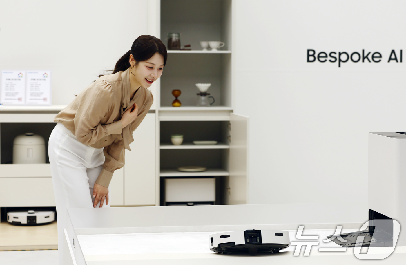 (서울=뉴스1) 김민지 기자 = 11일 오전 서울 강남구 삼성 강남에서 모델이 '2026년형 비스포크 AI 스팀 로봇청소기'를 선보이고 있다.강력한 흡입력과 고도화된 주행 성능, …