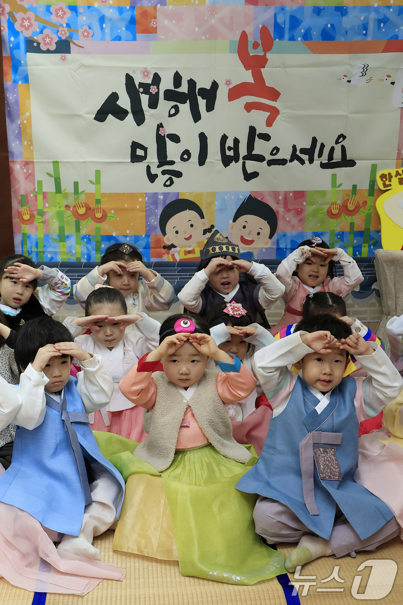 (서울=뉴스1) 박정호 기자 = 설 명절을 앞두고 삼성아트어린이집 원아들이 11일 서울시 송파구 문정로 문정래미안아파트 단지 내 경로당 방문에 앞서 세배 연습을 하고 있다.송파구는 …