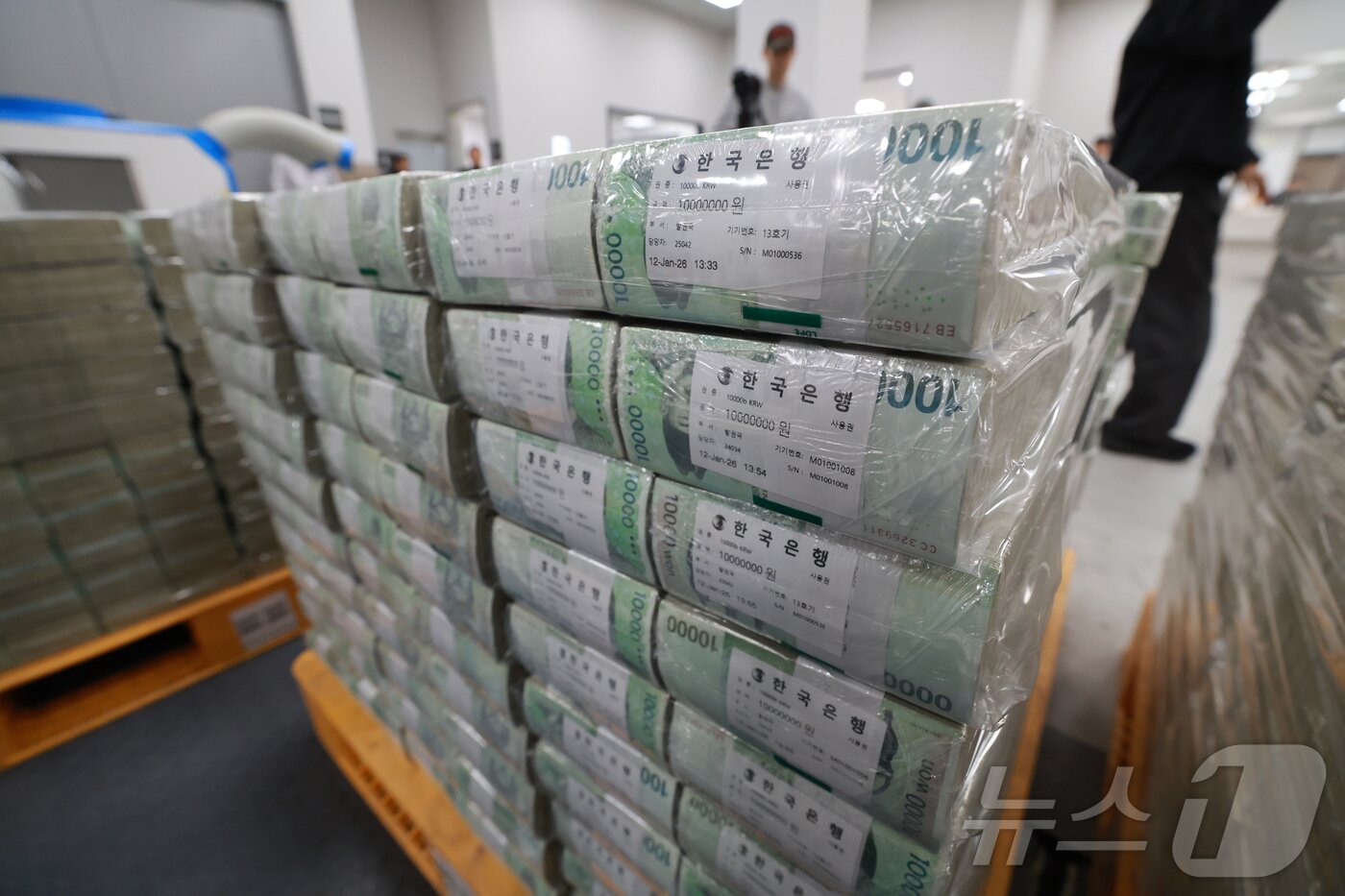 본문 이미지 - 민족 대명절 설을 앞둔 11일 서울 중구 한국은행 본점에서 직원들이 시중은행으로 공급될 설 자금 방출 작업을 하고 있다. 2026.2.11 ⓒ 뉴스1 사진공동취재단