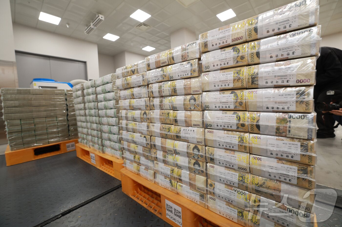 본문 이미지 - 민족 대명절 설을 앞둔 11일 서울 중구 한국은행 본점에서 직원들이 시중은행으로 공급될 설 자금 방출 작업을 하고 있다. 2026.2.11 ⓒ 뉴스1 사진공동취재단