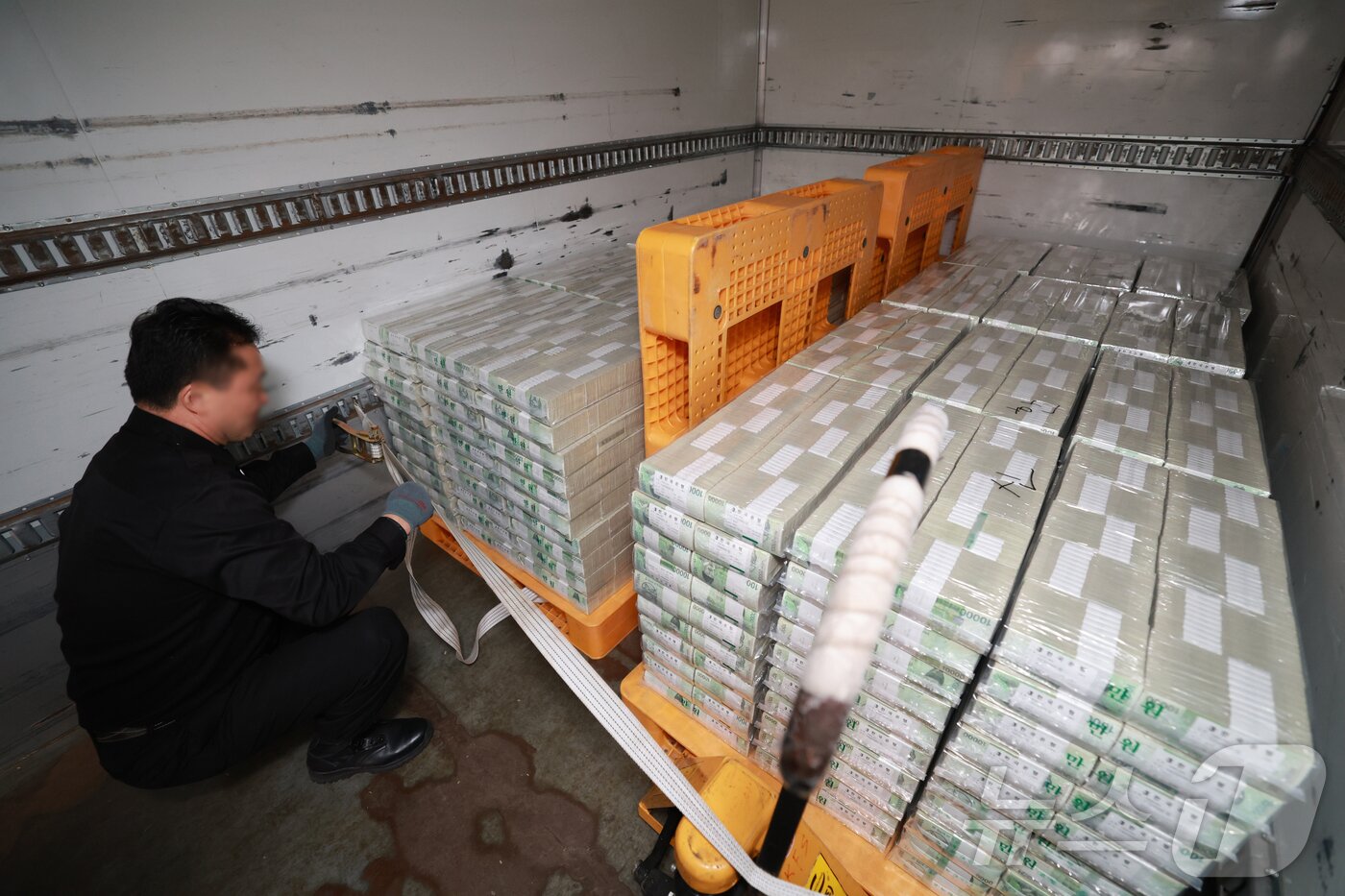 본문 이미지 - 민족 대명절 설을 앞둔 11일 서울 중구 한국은행 본점에서 직원들이 시중은행으로 공급될 설 자금 방출 작업을 하고 있다. 2026.2.11 ⓒ 뉴스1 사진공동취재단