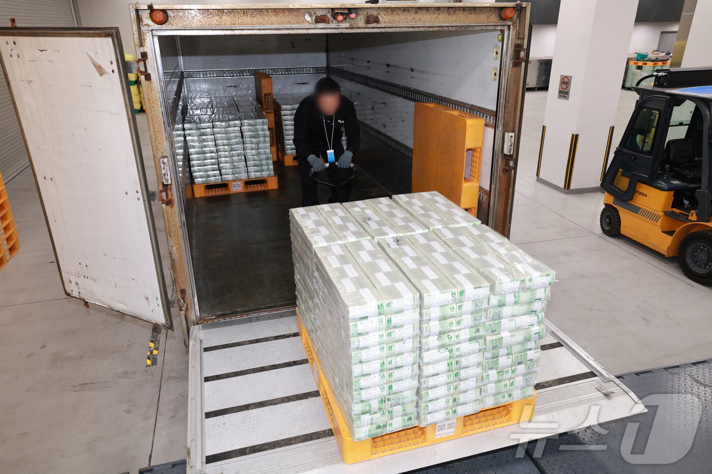 본문 이미지 - 민족 대명절 설을 앞둔 11일 서울 중구 한국은행 본점에서 직원들이 시중은행으로 공급될 설 자금 방출 작업을 하고 있다. 2026.2.11 ⓒ 뉴스1 사진공동취재단