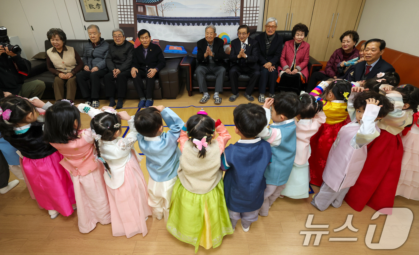 (서울=뉴스1) 박정호 기자 = 설 연휴를 앞둔 11일 서울 송파구 삼성아트 어린이집 어린이들이 문정래미안 경로당을 찾아 어르신들에게 세배를 하고 있다.송파구는 우리 고유 명절인 …