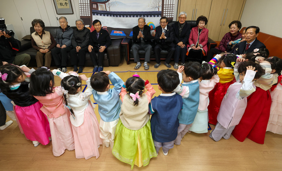 아이들 세배 받는 어르신들