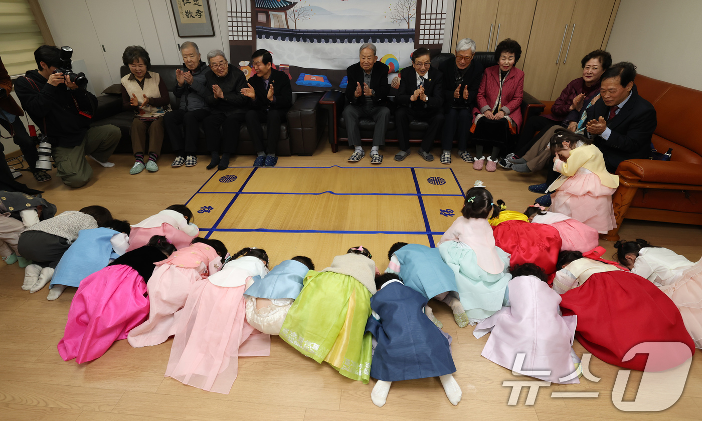 (서울=뉴스1) 박정호 기자 = 설 연휴를 앞둔 11일 서울 송파구 삼성아트 어린이집 어린이들이 문정래미안 경로당을 찾아 어르신들에게 세배를 하고 있다.송파구는 우리 고유 명절인 …