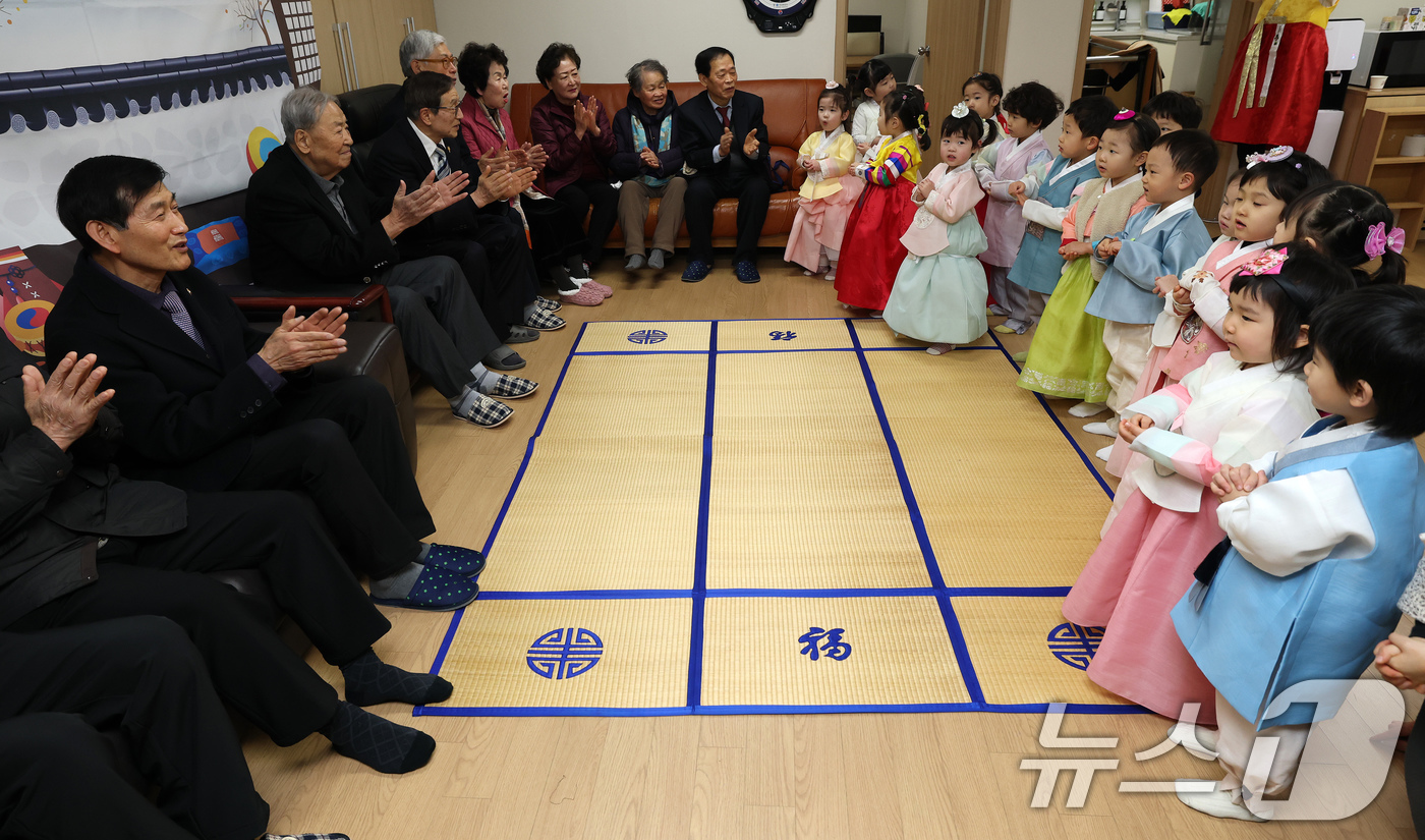 (서울=뉴스1) 박정호 기자 = 설 연휴를 앞둔 11일 서울 송파구 삼성아트 어린이집 어린이들이 문정래미안 경로당을 찾아 어르신들에게 세배를 한 뒤 동요를 부르고 있다.송파구는 우 …