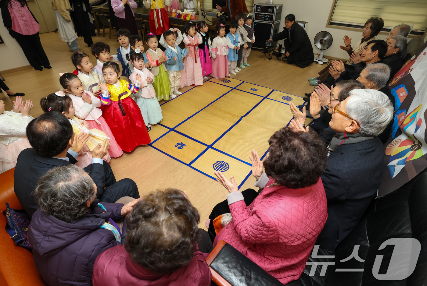 (서울=뉴스1) 박정호 기자 = 설 연휴를 앞둔 11일 서울 송파구 삼성아트 어린이집 어린이들이 문정래미안 경로당을 찾아 어르신들에게 세배를 한 뒤 동요를 부르고 있다.송파구는 우 …